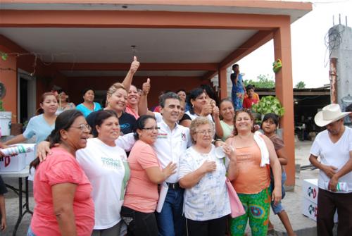 Reynaldo felicita a las madres de familia de Reynosa